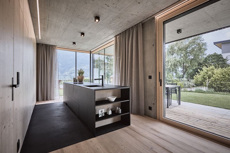 Casa moderna familiare in cemento e legno