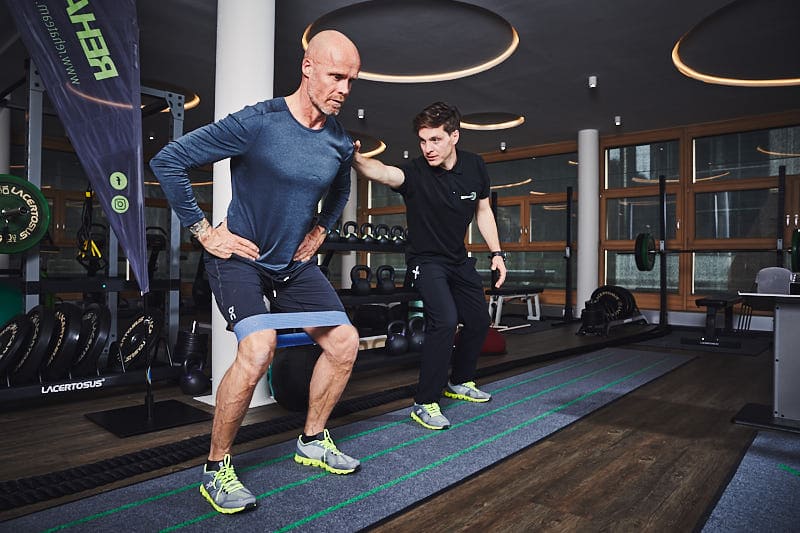 attrezzature per il fitness ed esercizi di fitness con e senza modelli