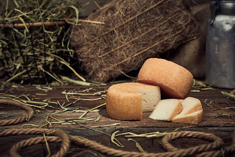 Prodotti cosmetici su legno stagionato con corde di fieno e canapa